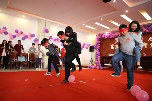 欢乐汇集锦：亲子互动游戏把糖装满回家乐趣多多