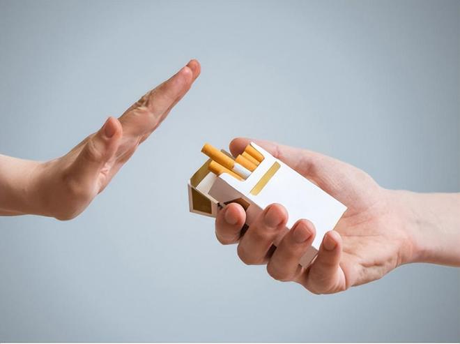 有人发烟故意漏过你怎么办？愚蠢的人直接翻脸聪明人4招回击！(图2)