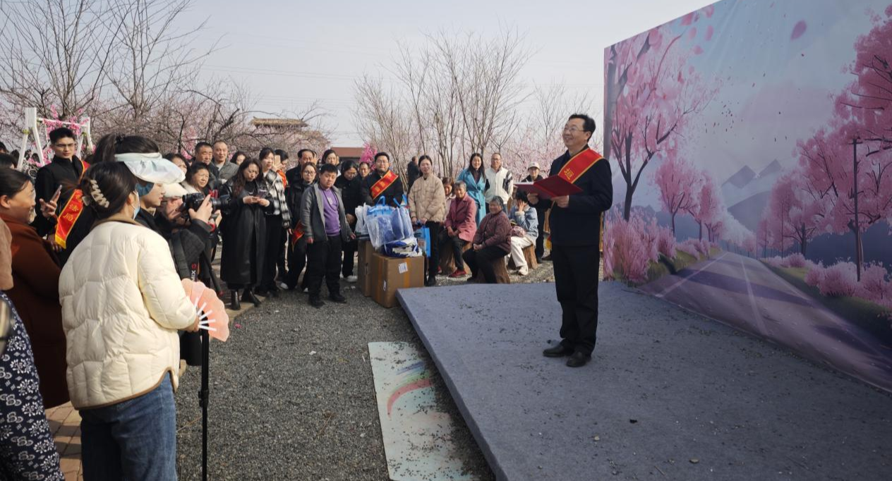 一讲一赛一互动 山西垣曲千亩桃园内市民赏花学法(图1)