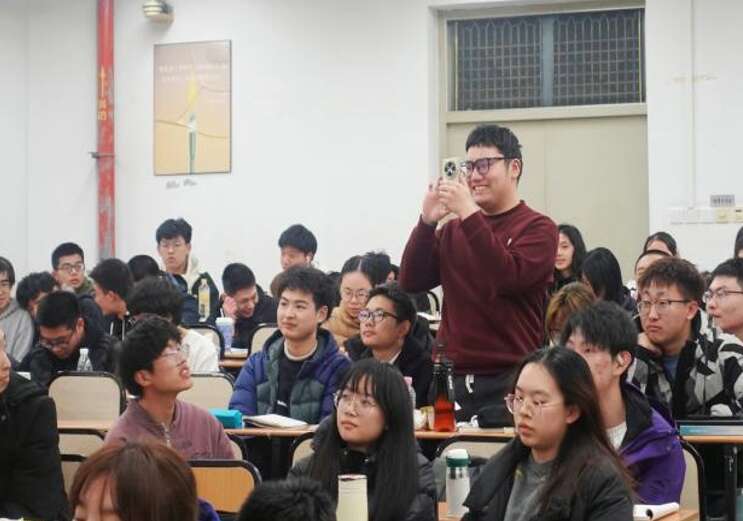 上师大学生团队开发测试交互游戏引导学生“正能量发声”