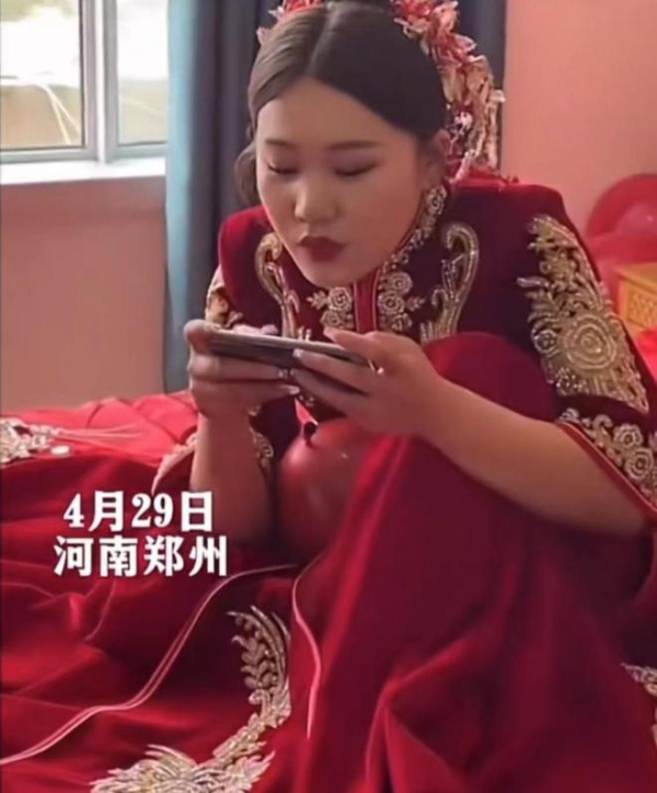 女子当伴娘玩游戏过程中老公打来电话吓得伴郎一个闪现到旁边