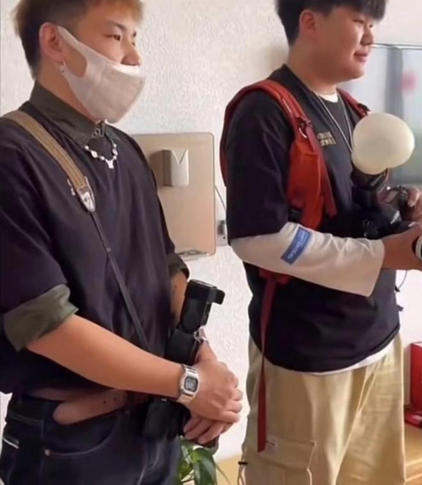 女子当伴娘玩游戏过程中老公打来电话吓得伴郎一个闪现到旁边(图2)