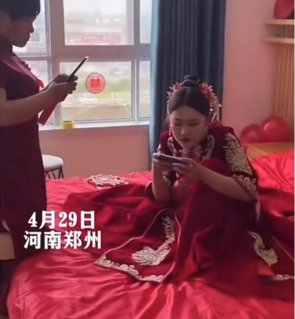 女子当伴娘玩游戏过程中老公打来电话吓得伴郎一个闪现到旁边(图3)