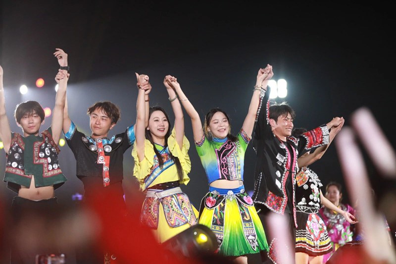 首日火爆！2025民族大联欢·歌舞夜嗨翻(图4)