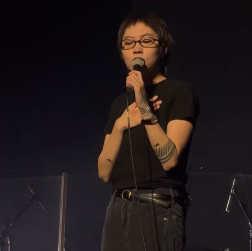 窦靖童伦敦演唱会为李嫣庆生妹妹听到后害羞逃跑姐妹互动太有爱(图1)