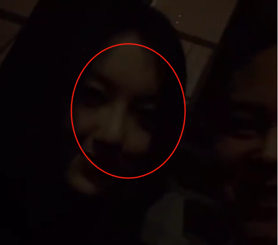 窦靖童伦敦演唱会为李嫣庆生妹妹听到后害羞逃跑姐妹互动太有爱(图3)