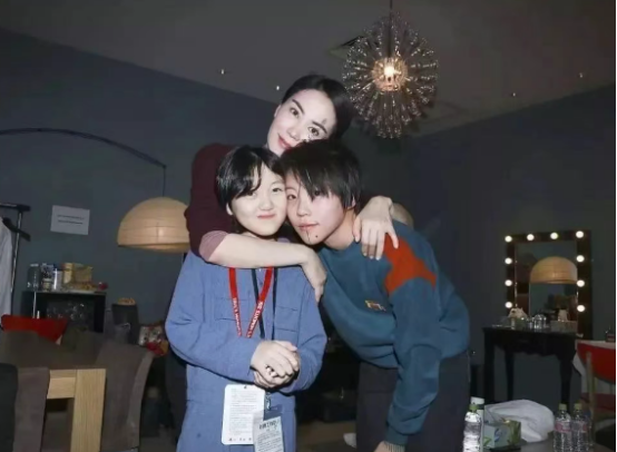 窦靖童伦敦演唱会为李嫣庆生妹妹听到后害羞逃跑姐妹互动太有爱(图5)