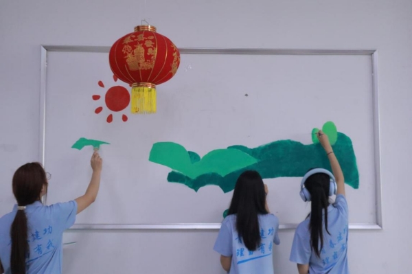 双语课堂+童趣空间 大学生精心呵护社区儿童暑假生活(图3)
