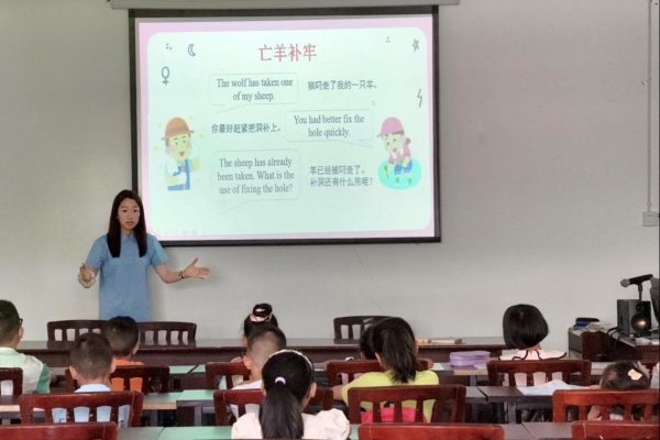 双语课堂+童趣空间 大学生精心呵护社区儿童暑假生活(图2)