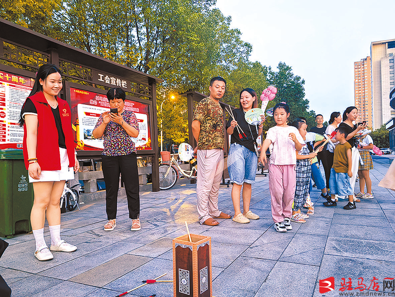 “心灵夜市”助力职工安然度夏(图1)