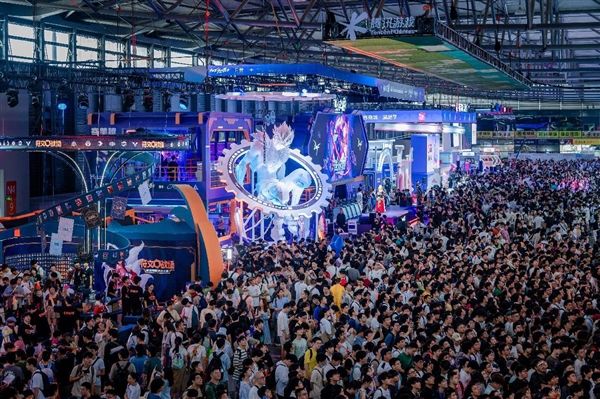 ChinaJoy2025开幕 腾讯游戏携17款产品亮相“COOL鹅夏日营地”(图1)