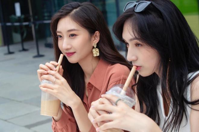 “秋天的第一杯奶茶”：甜蜜风暴背后的“极限游戏”(图2)